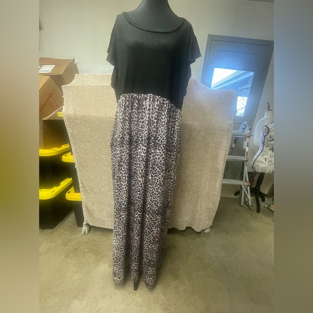 Elegant Black and Leopard Print Dress With Pockets. Like new no tags